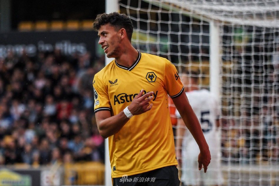 卫冕成功！澳网男单决赛辛纳直落三盘战胜兹维列夫央视新闻客户端.